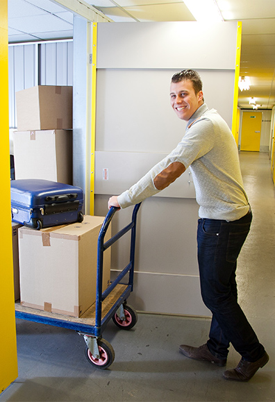 facility-features-sec-img woman holding a box